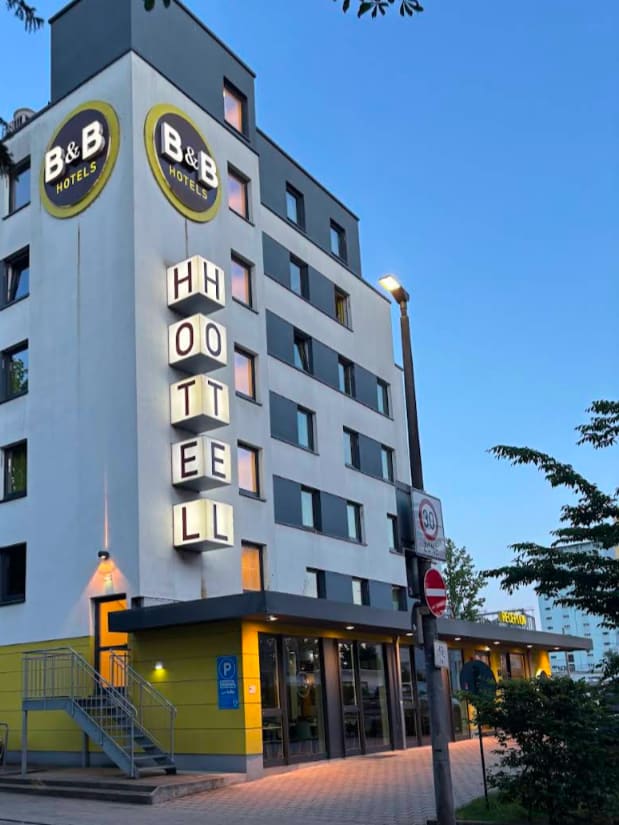 La façade du B&B Hotel de Weil am Rhein et son enseigne verticale HOTEL