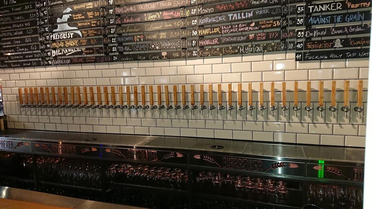 Die lange Zapfwand des Bierrevier unter der Kreidetafel mit den Bieren vom Fass
