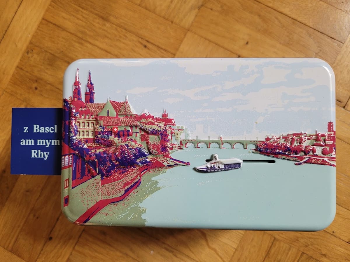 Eine Leckerly-Dose von Jakob's mit einer Ansicht von Basel am Rhein