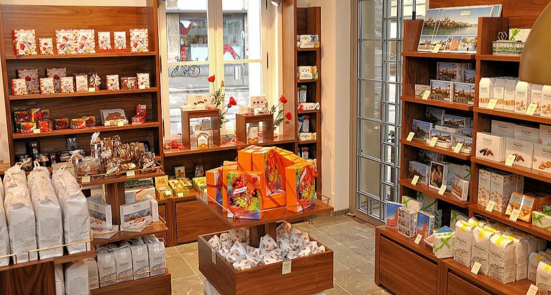 Shelves of Läckerli tins and gift boxes in the Gerbergasse shop
