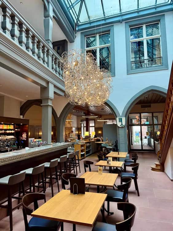 Der überdachte Innenhof der Schlüsselzunft mit Kronleuchter, Bar und Arkaden