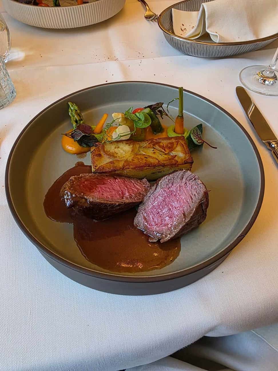 Ein Fleischgang im St. Alban-Stübli, rosa gebraten, mit Jus und Gratin
