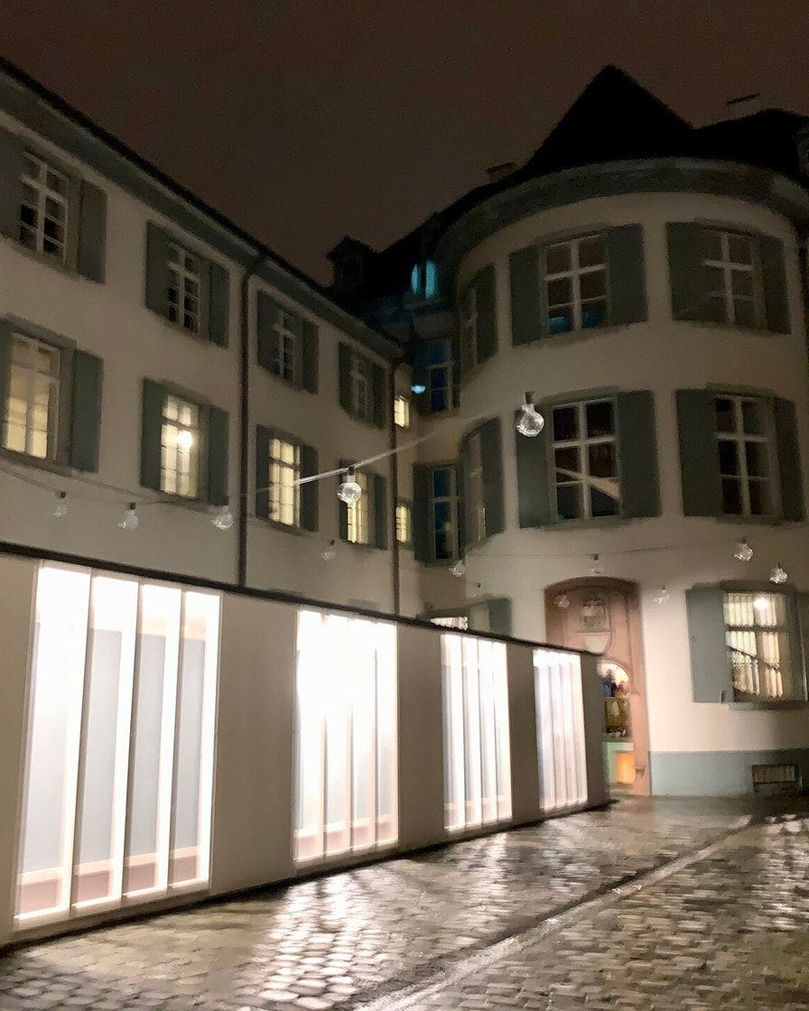 Ein Ausstellungsraum des Antikenmuseums Basel mit Blick in den Innenhof des Museums