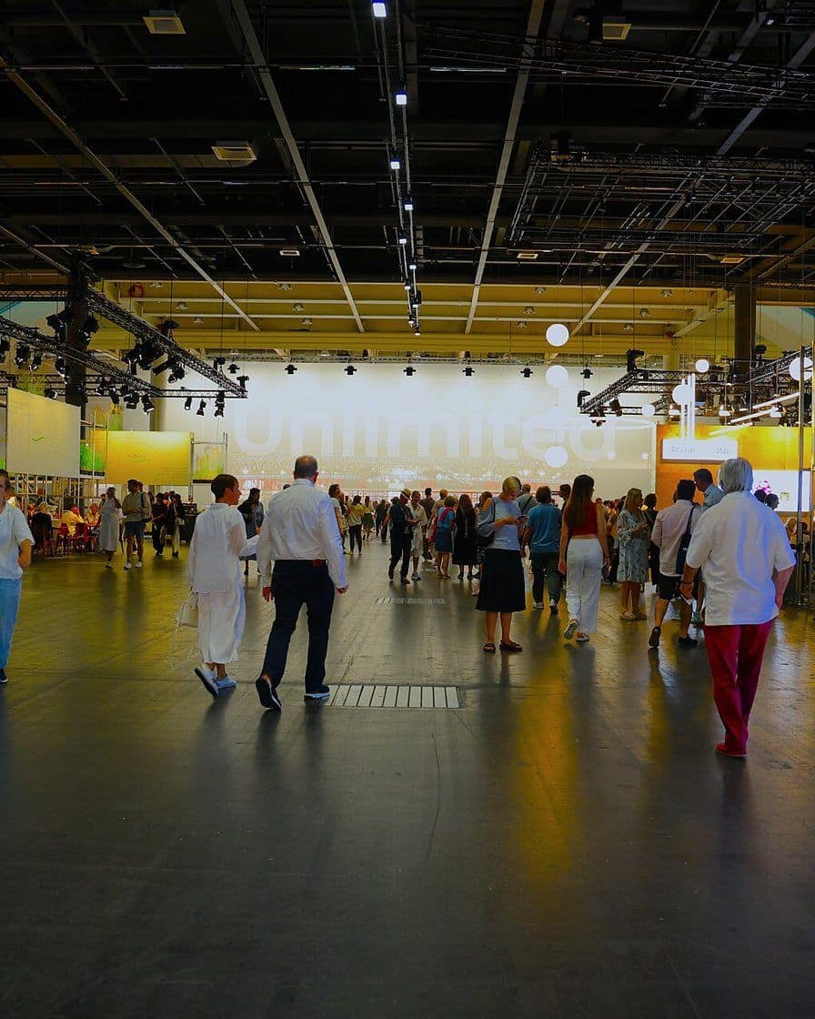 Der Eingang zum Sektor Unlimited in Halle 1 an der Art Basel 2025, Besucher in der grossen Messehalle