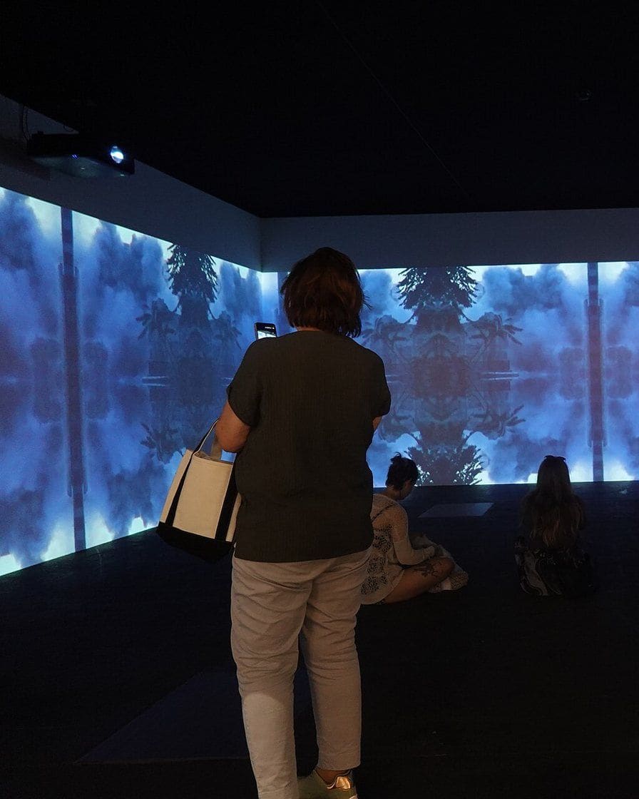 Eine raumgreifende Installation im Sektor Unlimited von Art Basel am Abend, Besucher der Unlimited Night zwischen den Werken in der Halle 1
