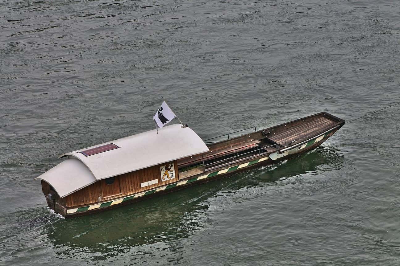 Die Münsterfähre «Leu» aus Holz mitten auf dem Rhein in Basel