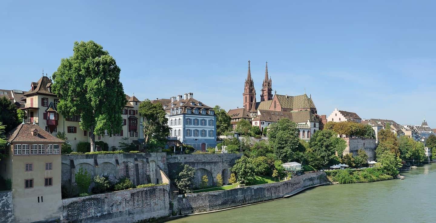 Das Basler Münster und die Mauer der Pfalz über dem Rhein, vom Kleinbasler Ufer aus gesehen