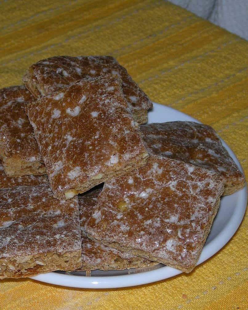 Basler Läckerli, auch Leckerli geschrieben, rechteckige Gewürzlebkuchen mit dünner Zuckerglasur, auf einem Teller