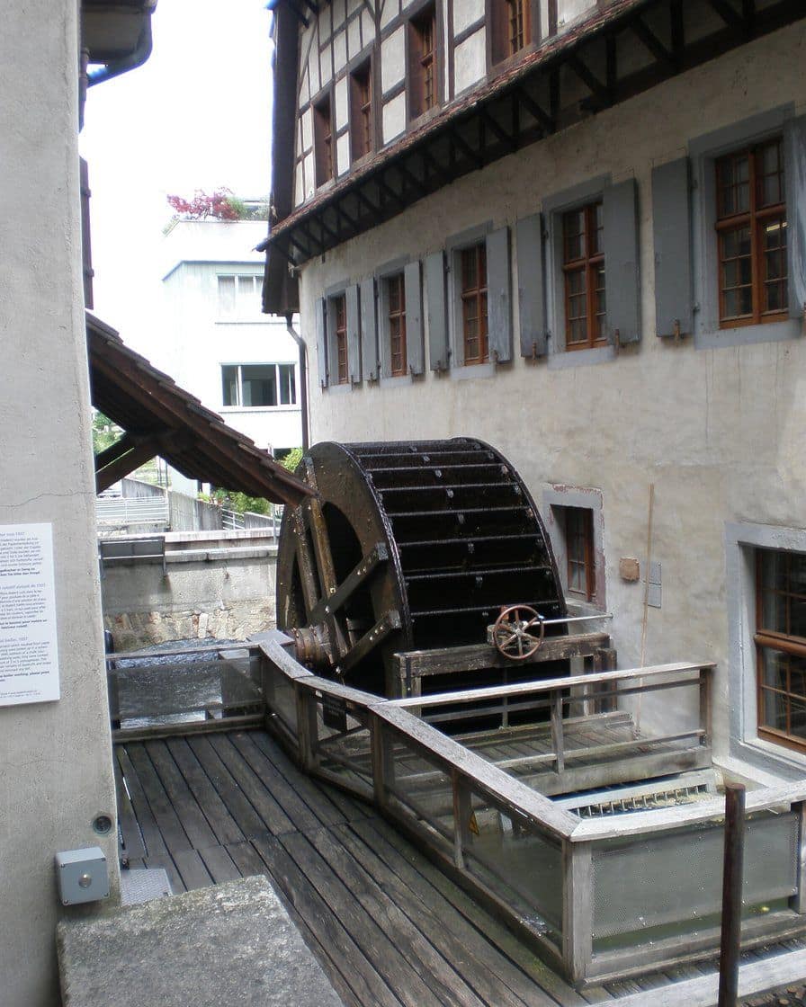 Die Basler Papiermühle im St. Alban-Tal, ein altes Fachwerkhaus mit hölzernem Wasserrad am Gewerbekanal