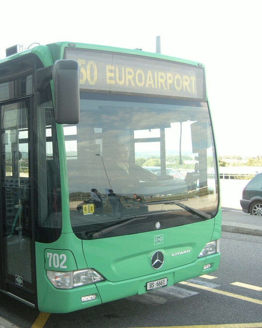 Ein grüner Gelenkbus der BVB auf der Linie 50 zwischen Bahnhof SBB und EuroAirport