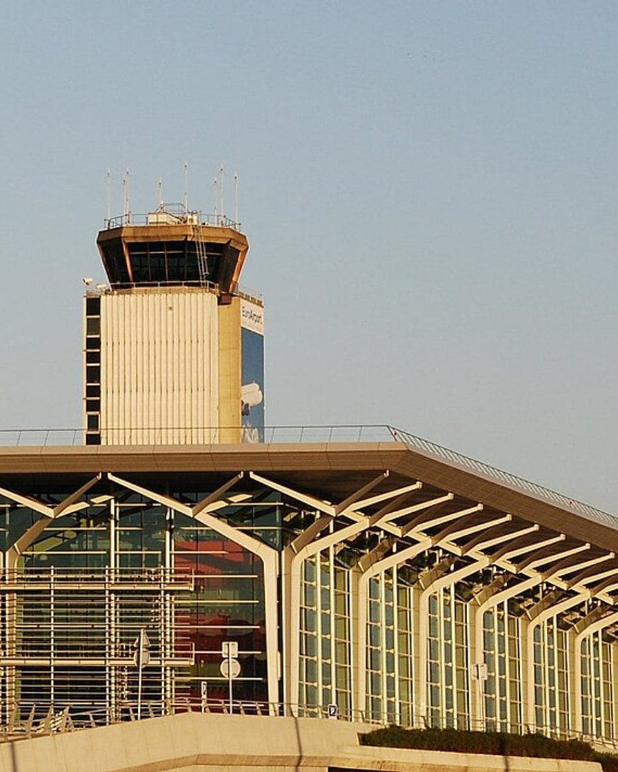 Das Terminal des EuroAirport Basel-Mulhouse-Freiburg mit seiner Glasfassade und dem Kontrollturm