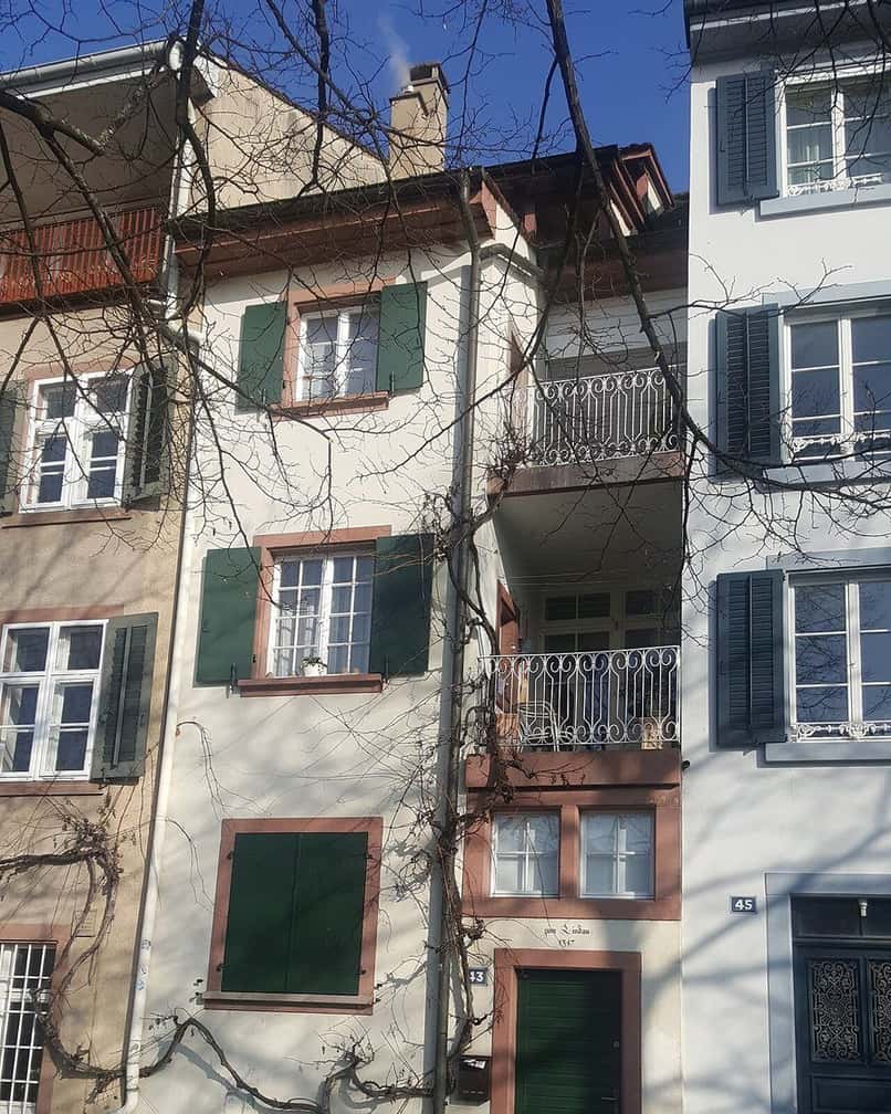 Altbauten mit grünen Fensterläden und kleinen Balkonen in Basel