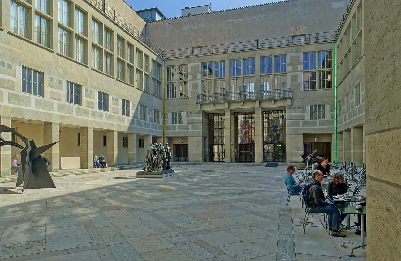 Der Innenhof des Kunstmuseums Basel am St. Alban-Graben mit Skulpturen und Gästen an Tischen