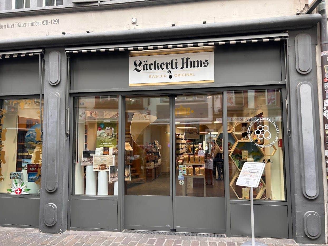 Illustration: Der Eingang des Läckerli Huus an der Gerbergasse in Basel mit dem Schriftzug über dem Schaufenster