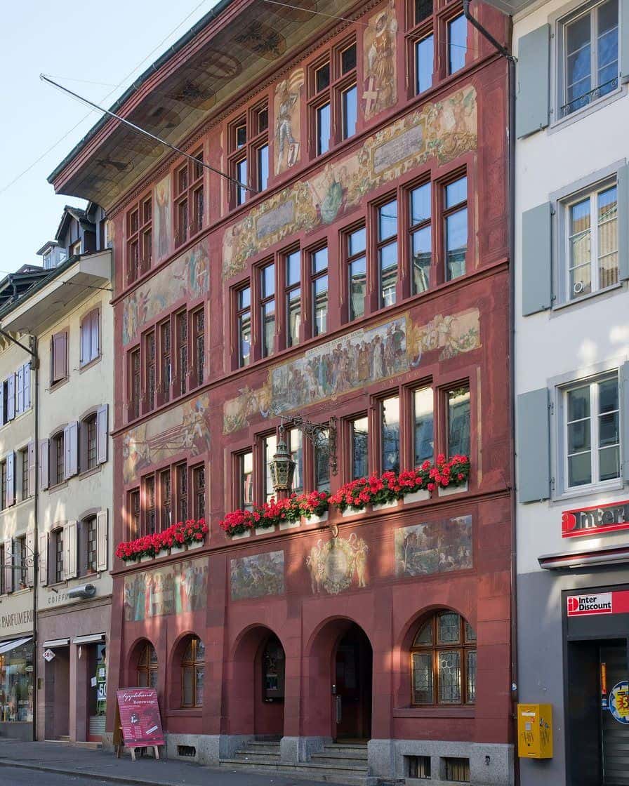 Ein bemaltes Haus in der Altstadt von Liestal, dem Ausweichort mit direkter Zugverbindung nach Basel