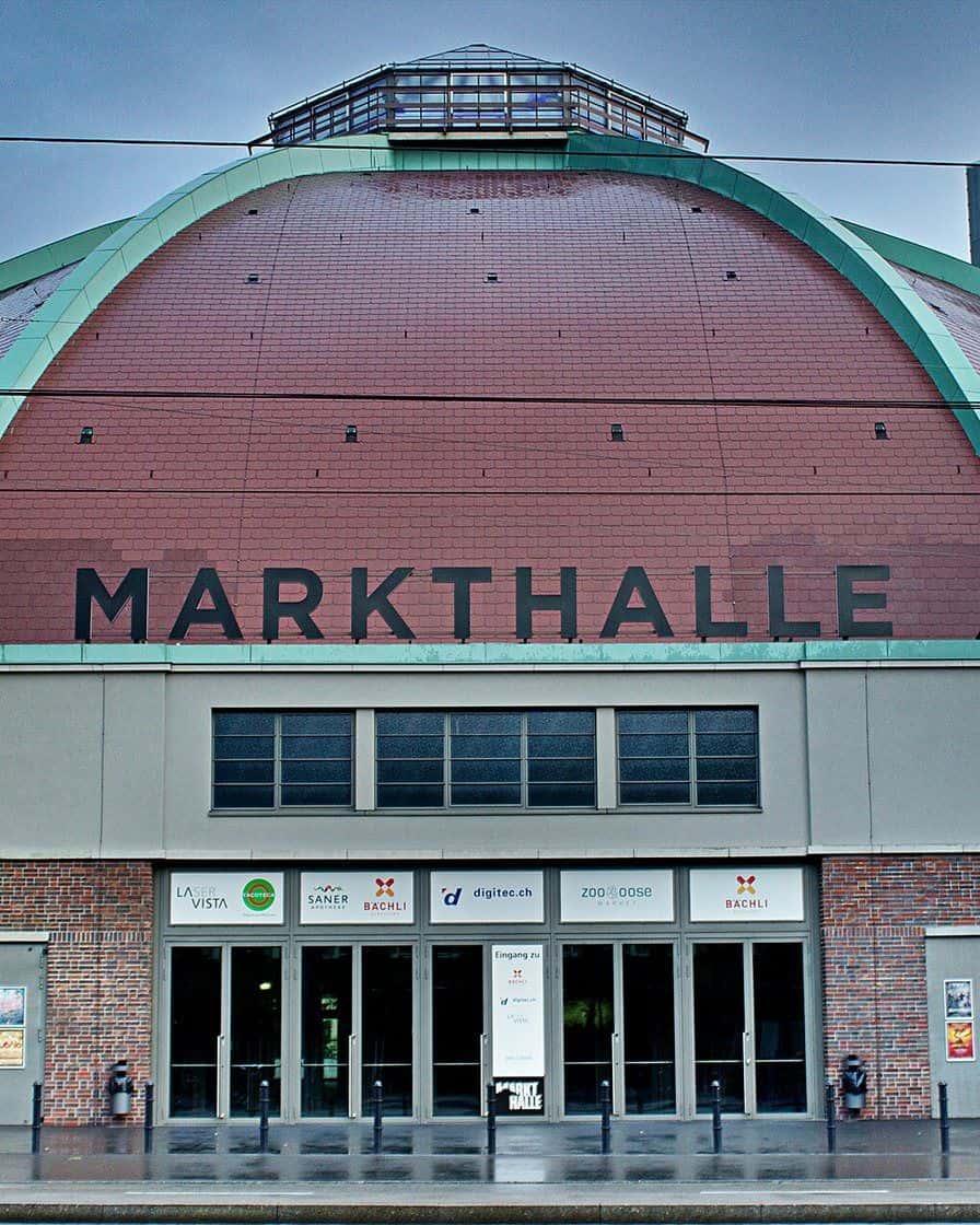 Die Markthalle Basel von aussen, die grosse Kuppel über dem Schriftzug