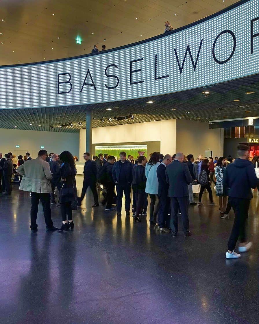 Besucher in der Eingangshalle der Messe Basel während einer Messe