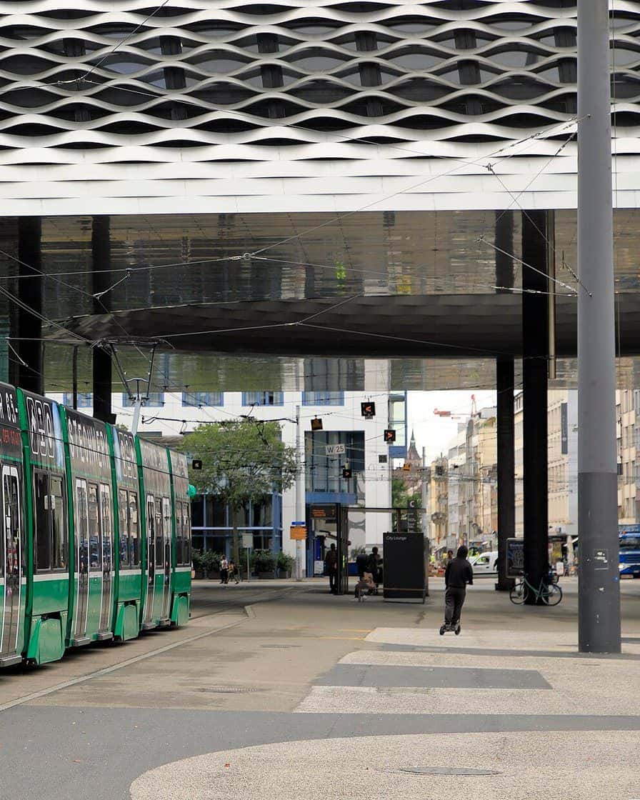 La Messeplatz de Bâle sous le toit du hall 1 et son ouverture ronde, un tram vert à l'arrêt