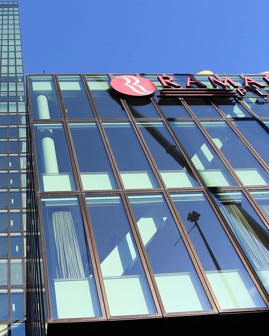 Die Glasfassade des Messeturms am Messeplatz in Basel, in dem ein Hotel untergebracht ist