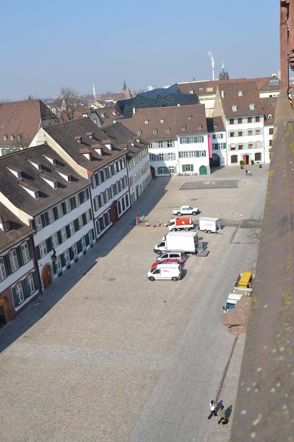 Blick vom Münsterturm hinunter auf den Münsterplatz und seine Bürgerhäuser