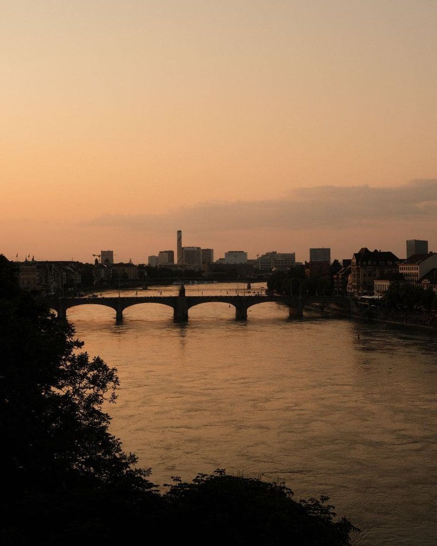 Le Rhin à Bâle au coucher du soleil, un pont à contre-jour