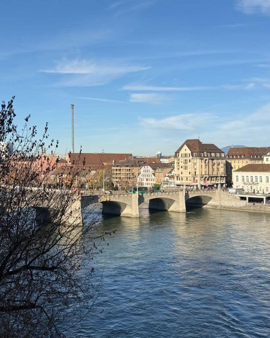 Die Mittlere Brücke mit ihren Steinbögen über den Rhein in Basel, dahinter die Häuser am Kleinbasler Ufer