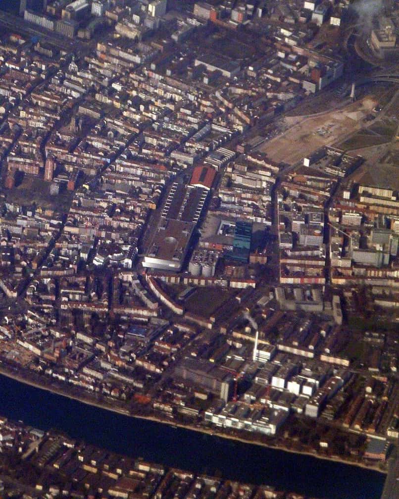 Luftbild von Basel mit dem Rheinknie, links Grossbasel mit der Altstadt, rechts Kleinbasel und die Brücken über den Rhein