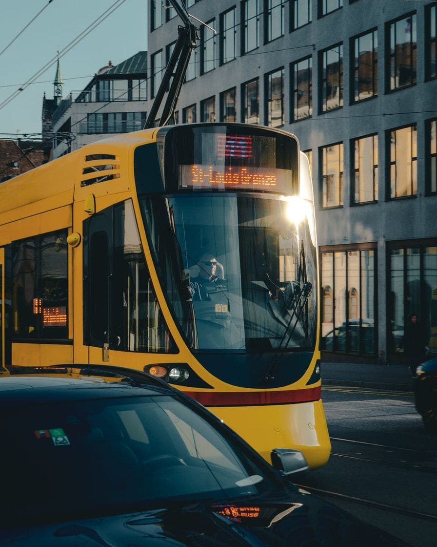 Ein gelbes Tram der Baselland Transport AG in Basel, von vorne gesehen