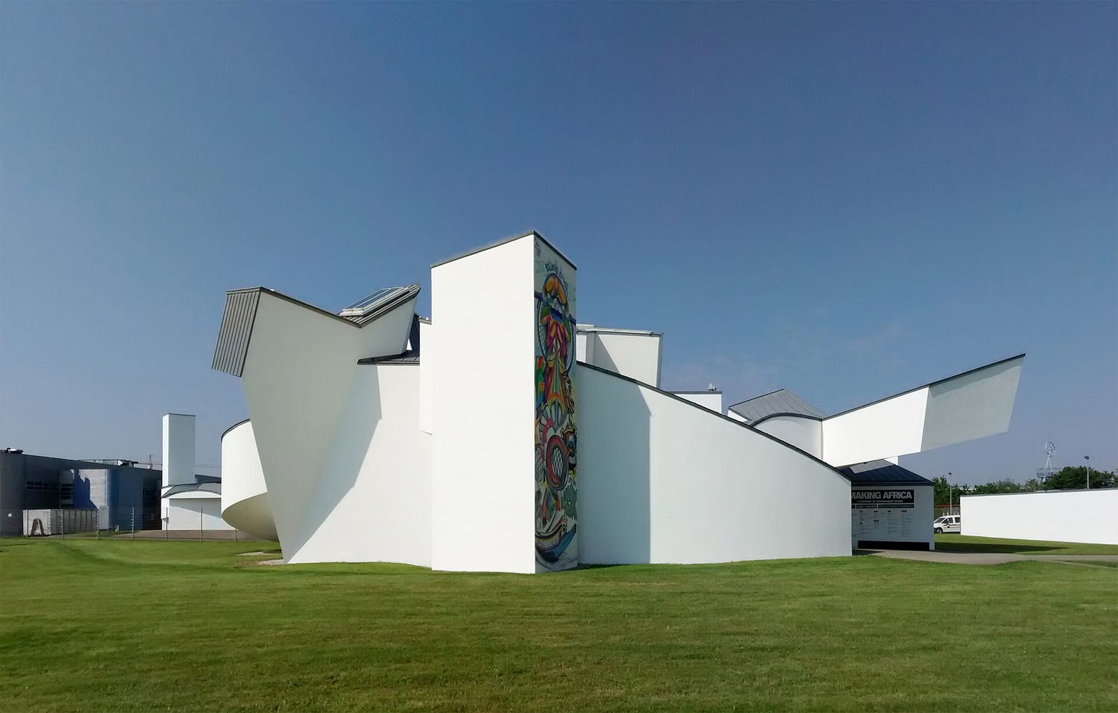 Das weisse Vitra Design Museum von Frank Gehry in Weil am Rhein mit seinen verschachtelten, geschwungenen Volumen auf dem Rasen