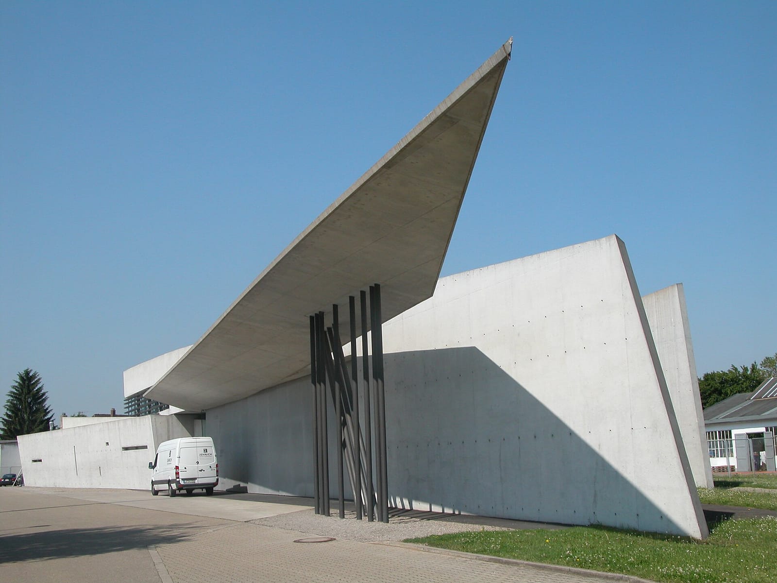 Das Feuerwehrhaus von Zaha Hadid auf dem Vitra Campus in Weil am Rhein, ein spitzwinkliger Betonbau mit weit auskragendem Vordach